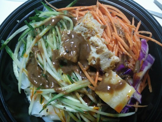 pasta di riso liangpi con verdure, tofu e salsa di sesamo